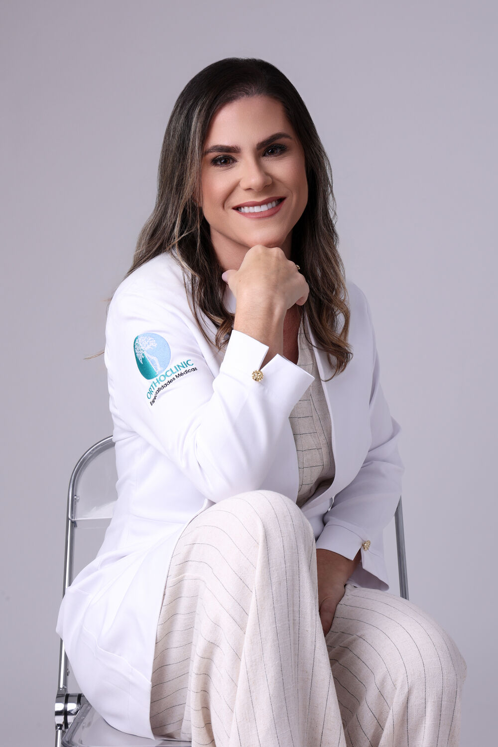 Dra. Juliana Fiorot Simões sorrindo, de jaleco branco